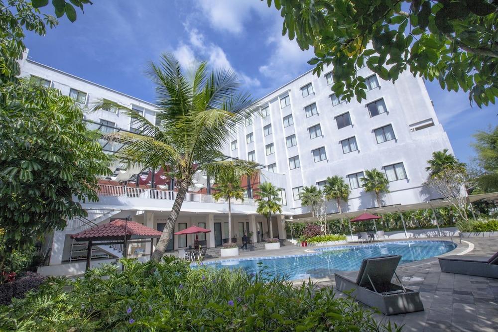Padjadjaran Suites Resort & Convention - Outdoor Pool