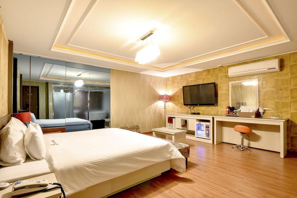 S-One Hotel - Room