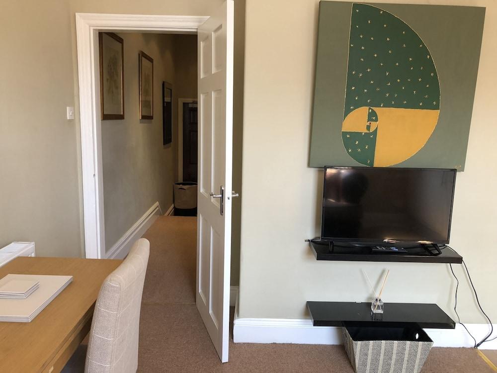 Lovely 1 bed Apartment - Living Room