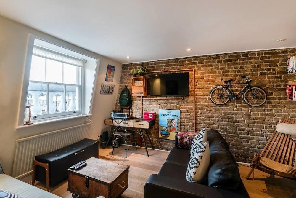 Lovely 1BR Flat Walk to Hyde Park - Featured Image
