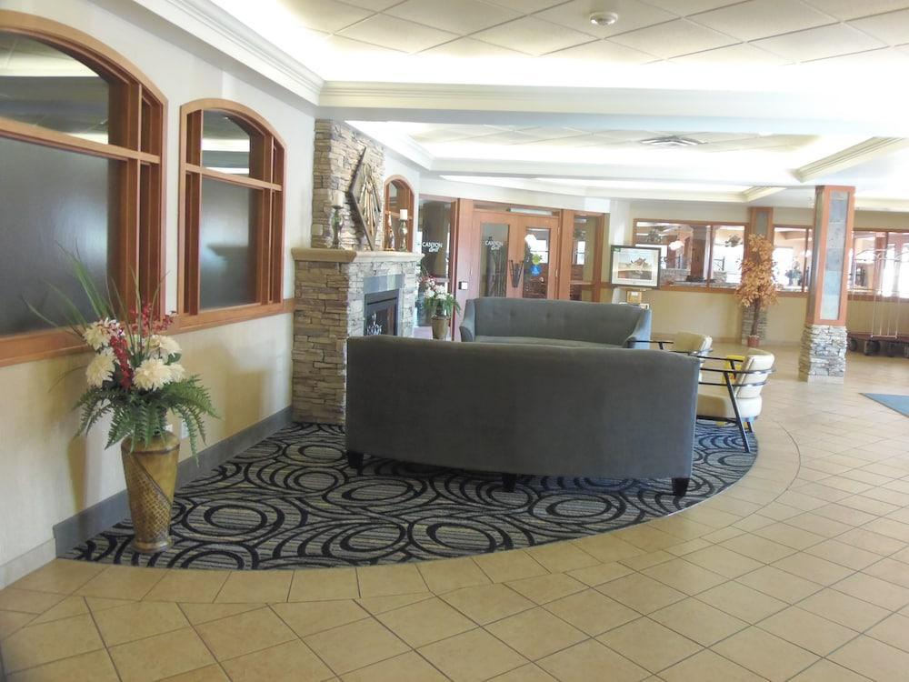 Rosslyn Inn and Suites - Lobby Sitting Area