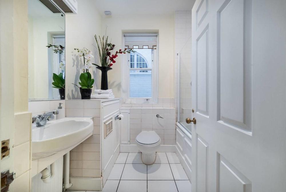 Luxury Private Apartment in Kensington - Bathroom