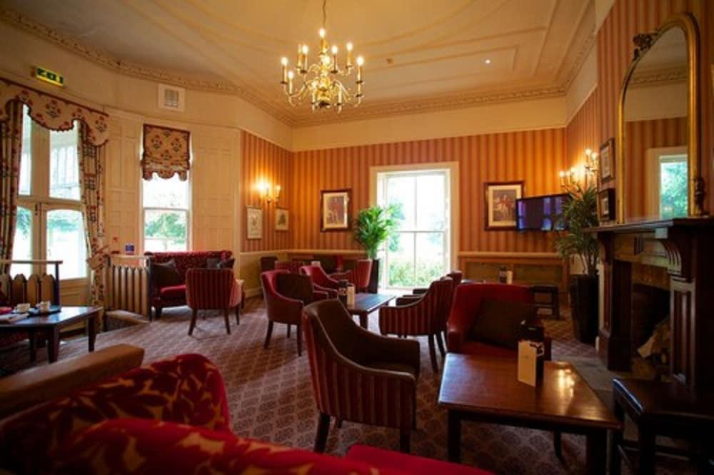 Coulsdon Manor Hotel and Golf Club - Lobby Sitting Area