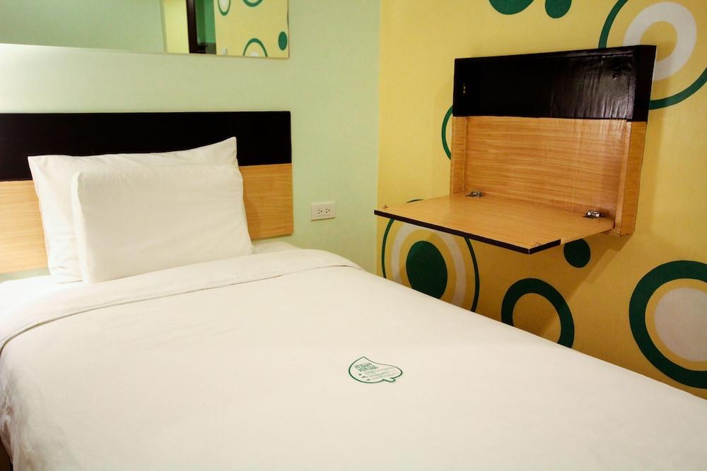 Go Hotels Iloilo - Room