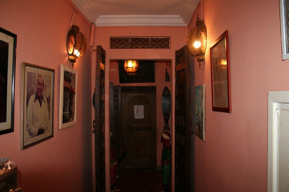 Ambassy Hôtel - Interior Detail