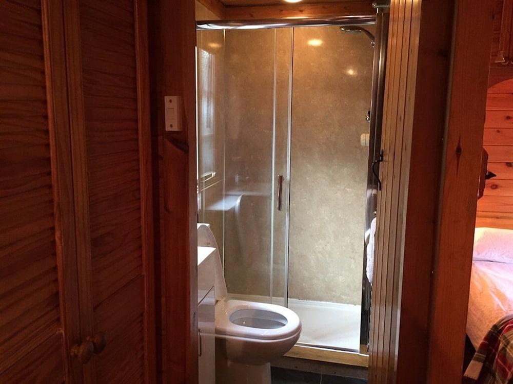 Lurchers Cabin Aviemore - Bathroom