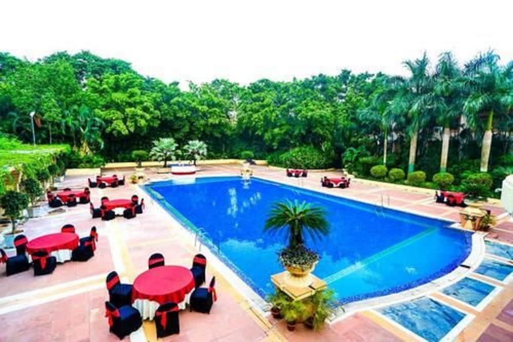 Hotel Swosti Premium - Outdoor Pool