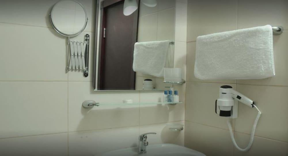 Akdeniz Hotel - Bathroom