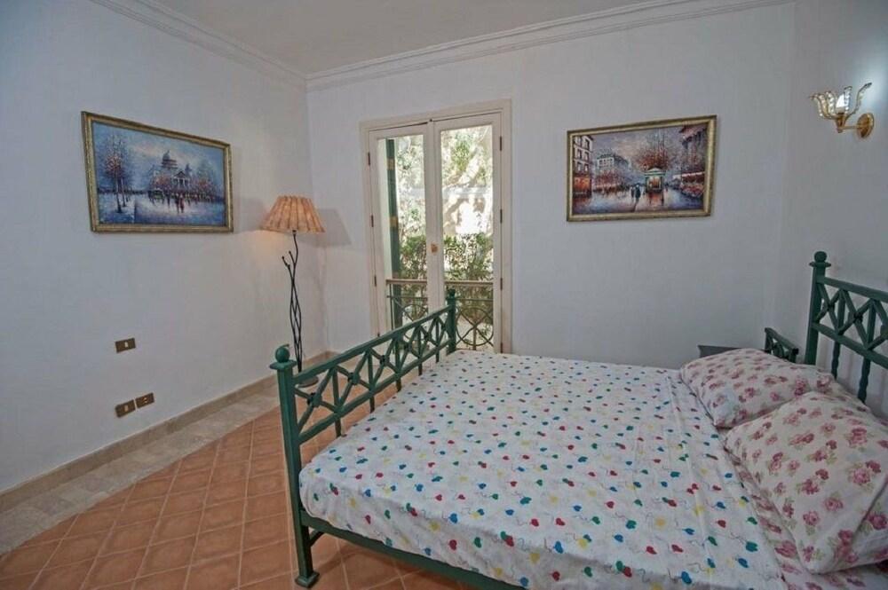 Chic 4-Bedroom White Villa for Rent in El Gouna Egypt - Room