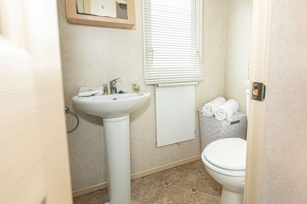 Skegness Holidays Binley Lodge - Bathroom