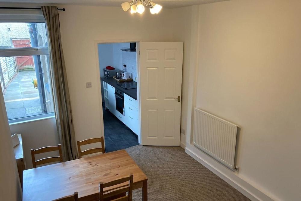 Cv21 3SG Whole 2-bed House in Rugby - Featured Image