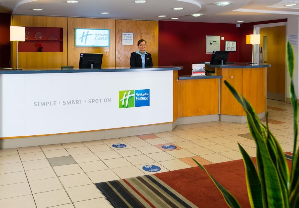Holiday Inn Express Droitwich Spa, an IHG Hotel - Lobby Lounge