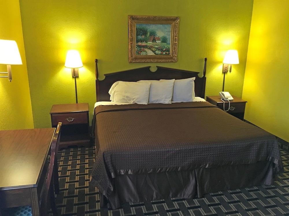 Country Hearth Inn and Suites Bowling Green - Guestroom
