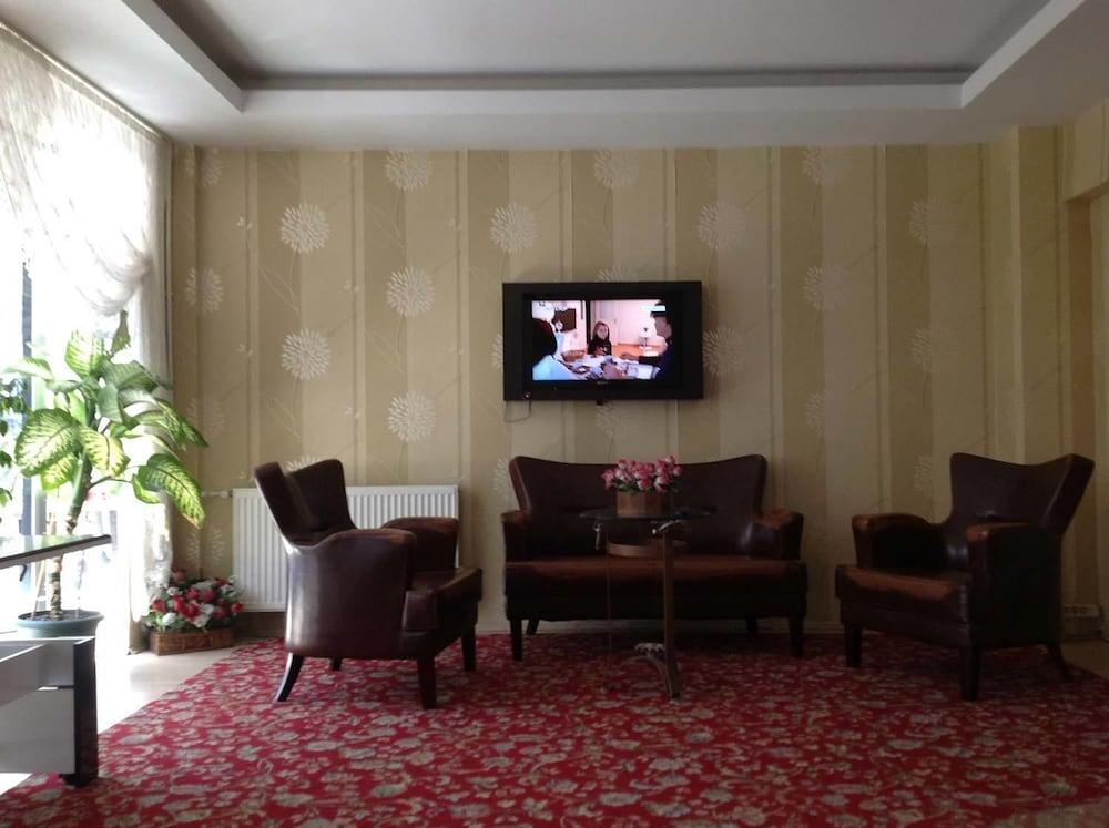 Yalta Hotel - Lobby Sitting Area