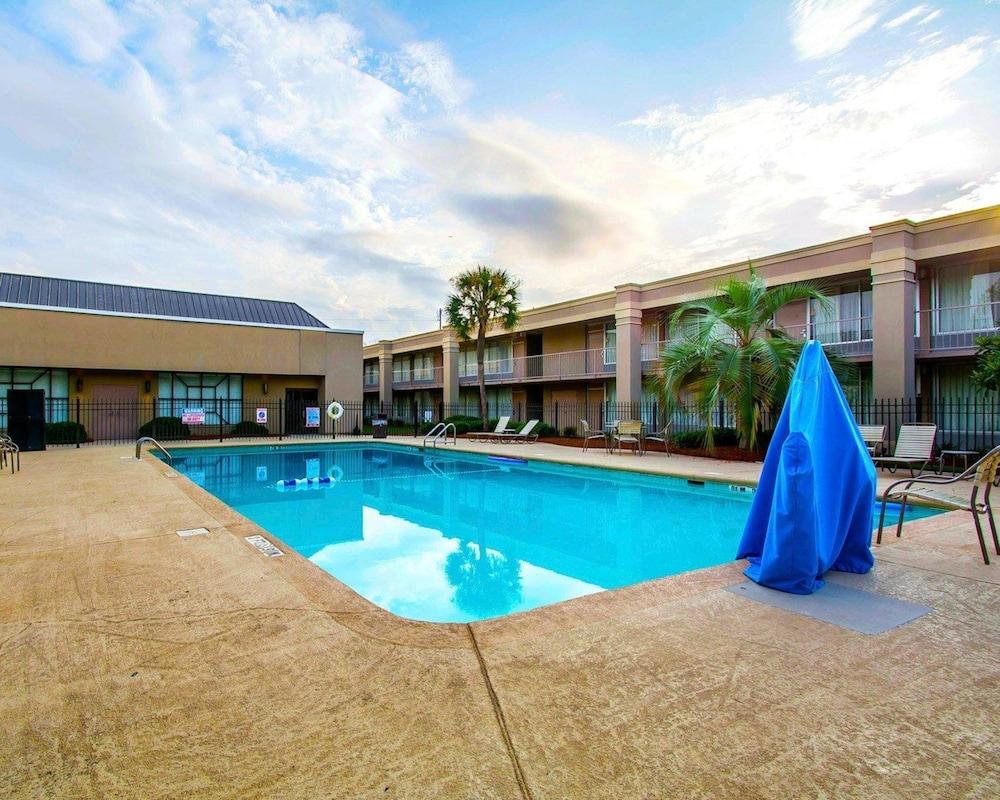 Clarion Inn & Suites Dothan South - Pool
