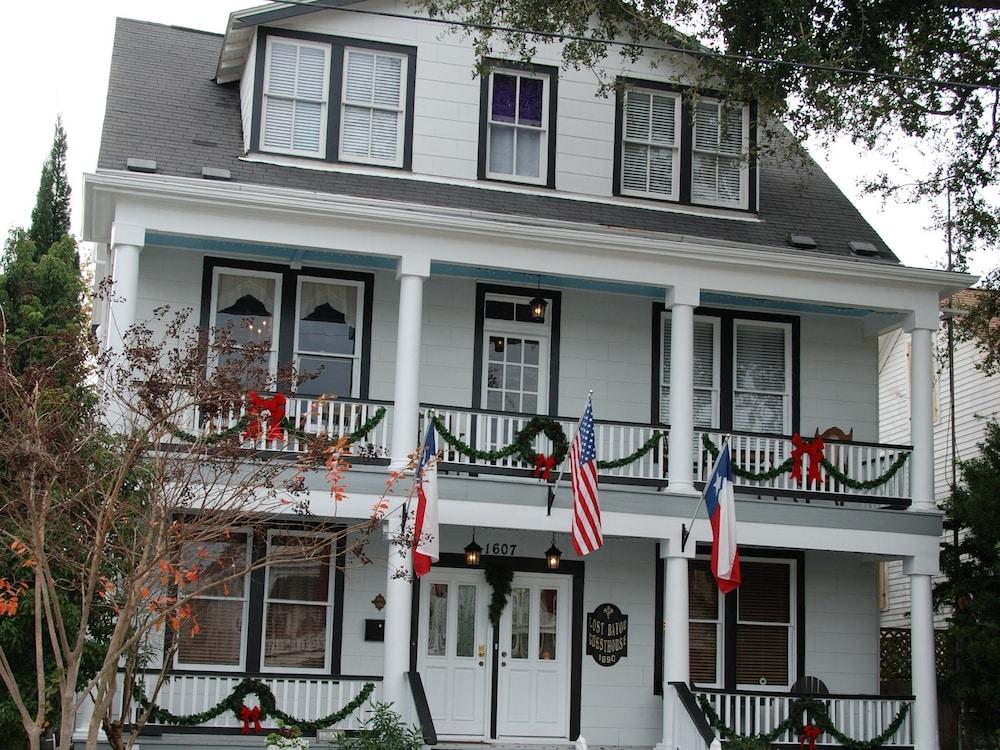 Lost Bayou Guesthouse - Featured Image