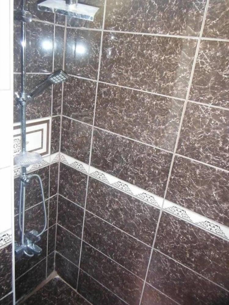 بلايتو هوتيل - Bathroom Shower