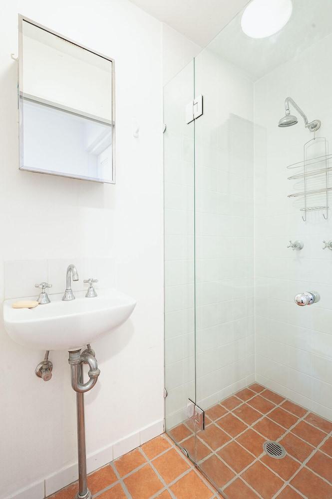 Charming Centrally Located 2 Bedroom Accommodation - Bathroom