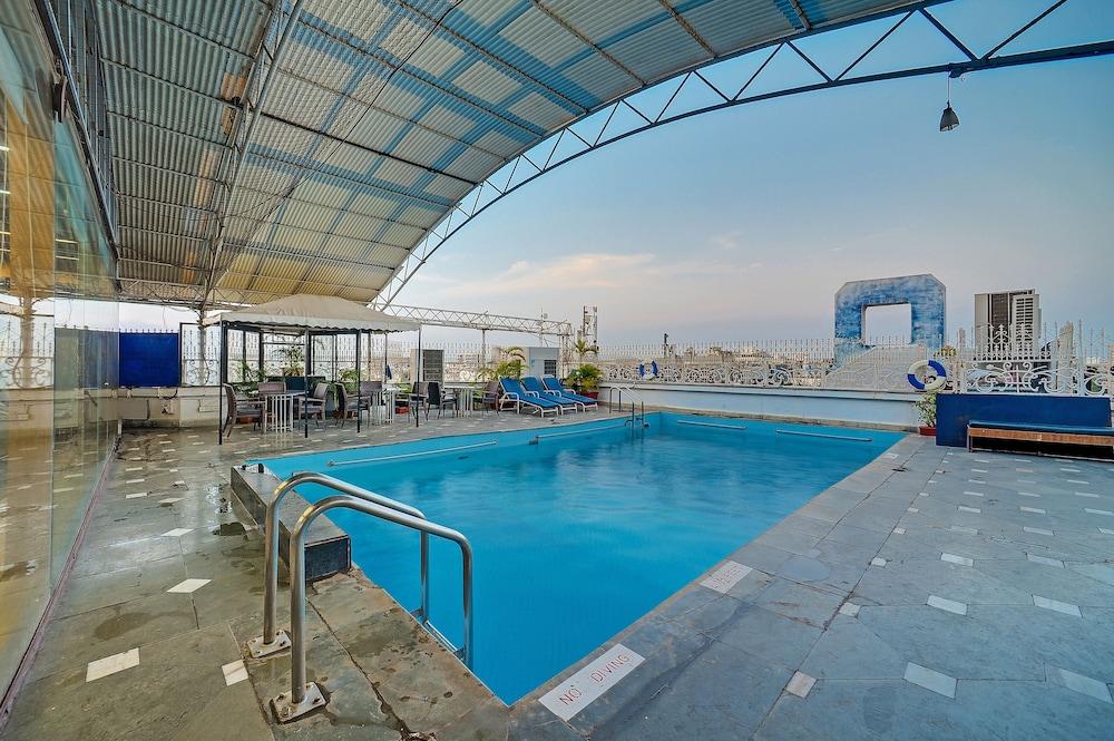 Ramee Guestline Hotel Juhu - Rooftop Pool