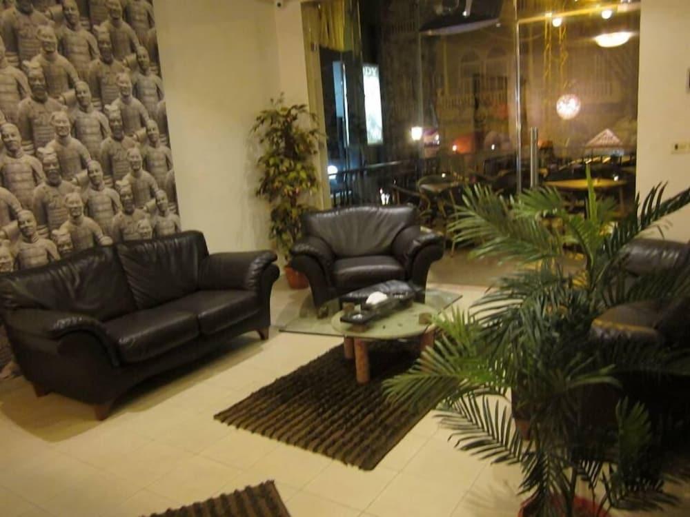 Manuella Hotel - Lobby Sitting Area