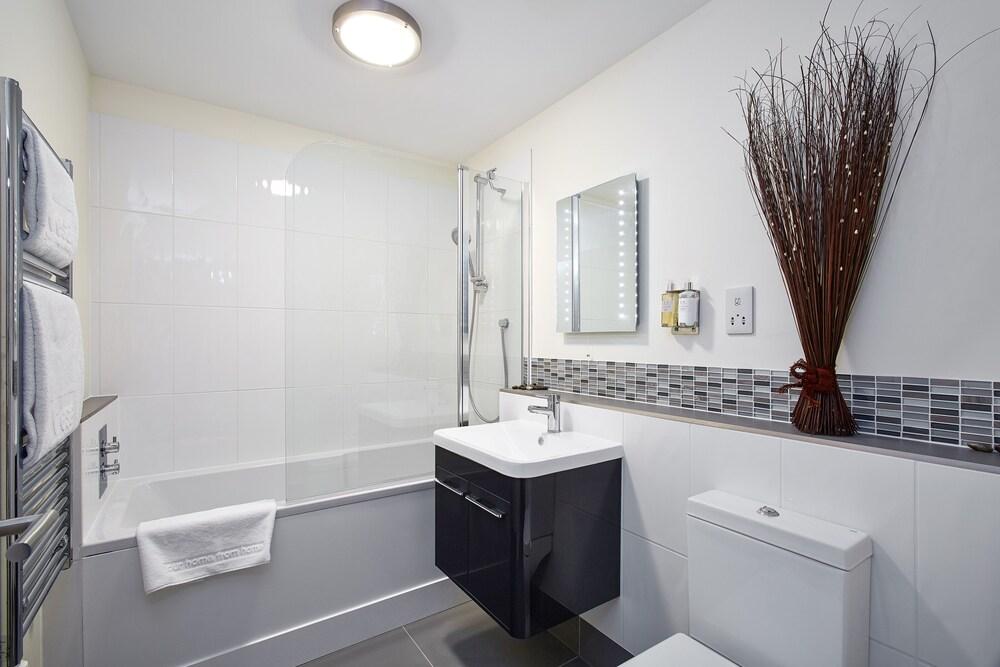 Swan Place by Viridian Apartments - Bathroom