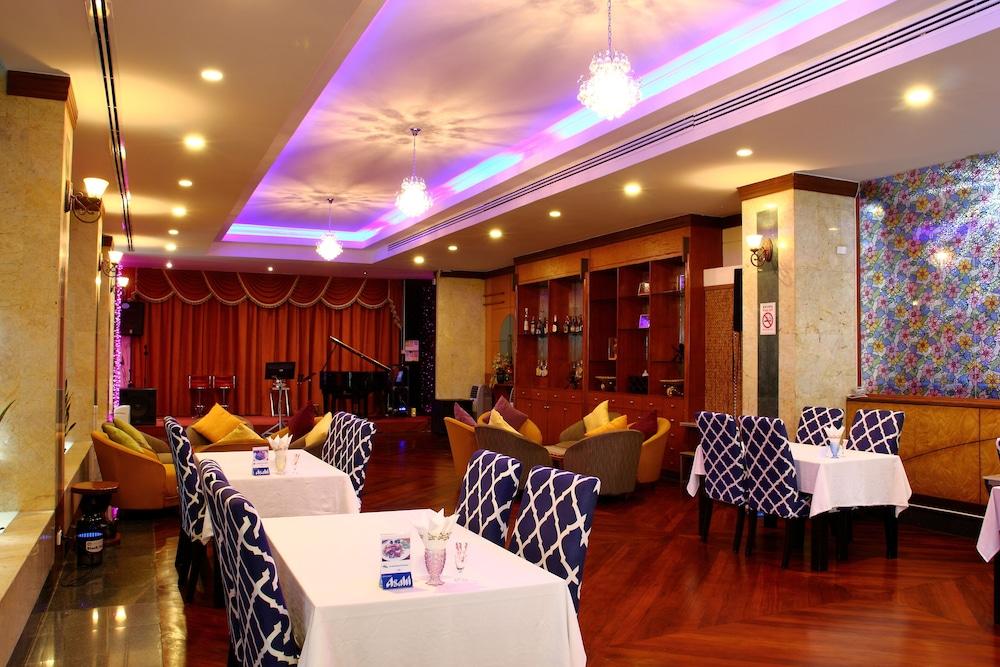 Summit Pavilion - Lobby Lounge