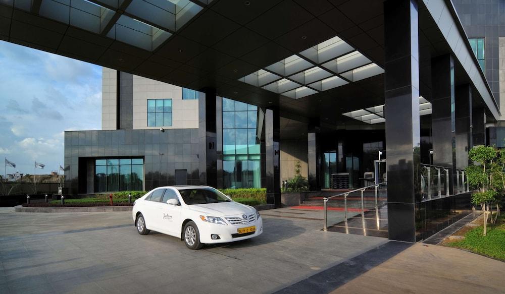 Radisson Blu Hotel New Delhi Paschim Vihar - Exterior