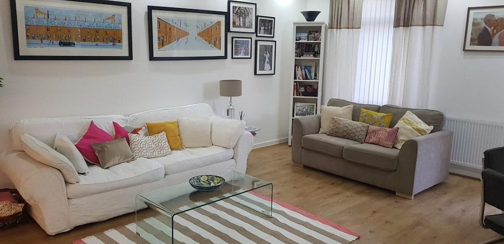 Fantastic Modern 2 Bedroom Flat in Lambeth - Living Room