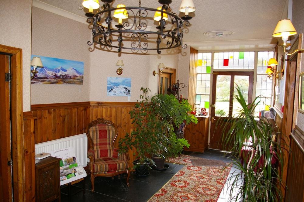 Elen's Castle Hotel - Interior Entrance