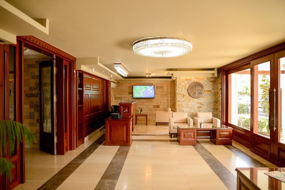 Sarajevo Suit Hotel - Lobby Sitting Area