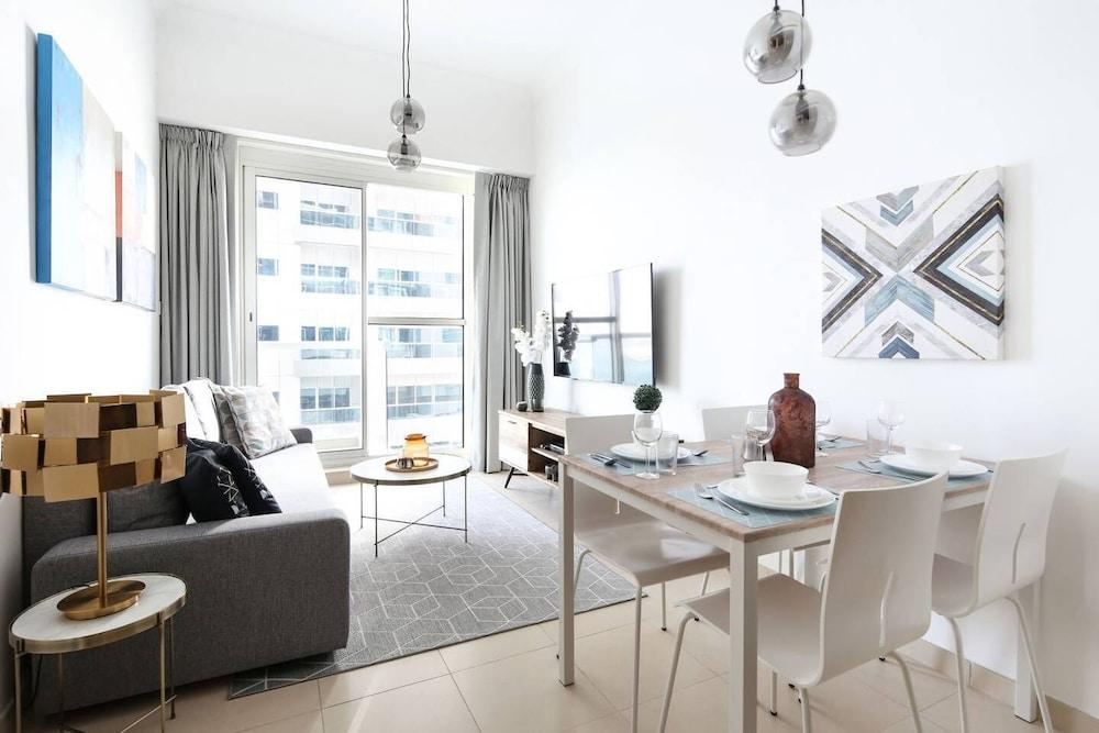 Modern and Stylish 1BR in Business Bay - Featured Image