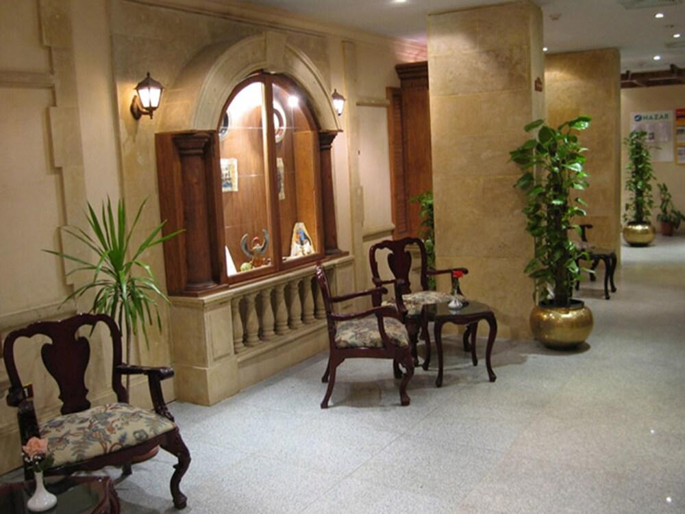 Philippe Luxor Hotel - Lobby Sitting Area