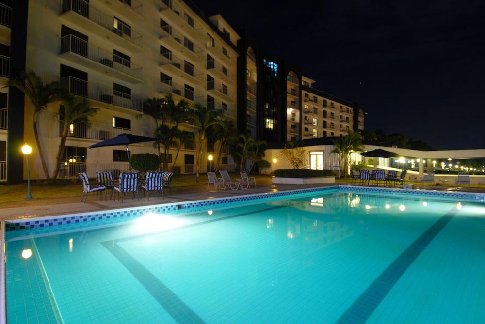 Oceanview Hotel & Residences - Outdoor Pool
