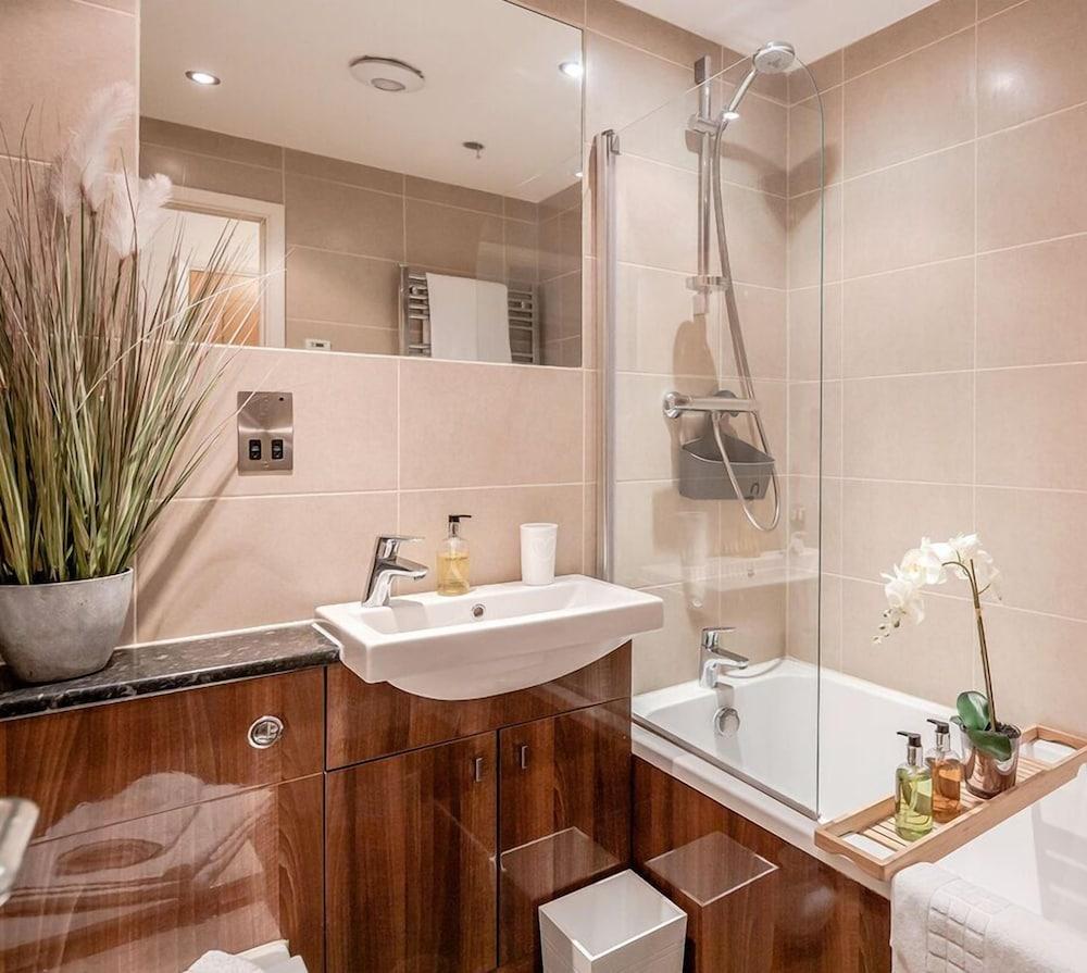 Beautiful Central Windsor Apartment - Bathroom