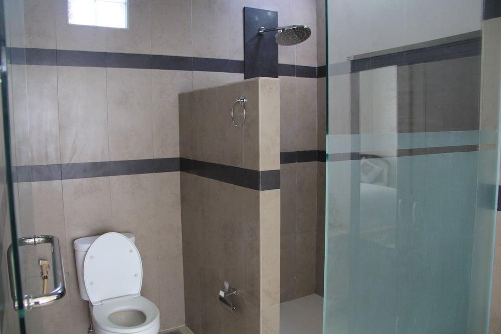 كيتوت فيلا سانور - Bathroom