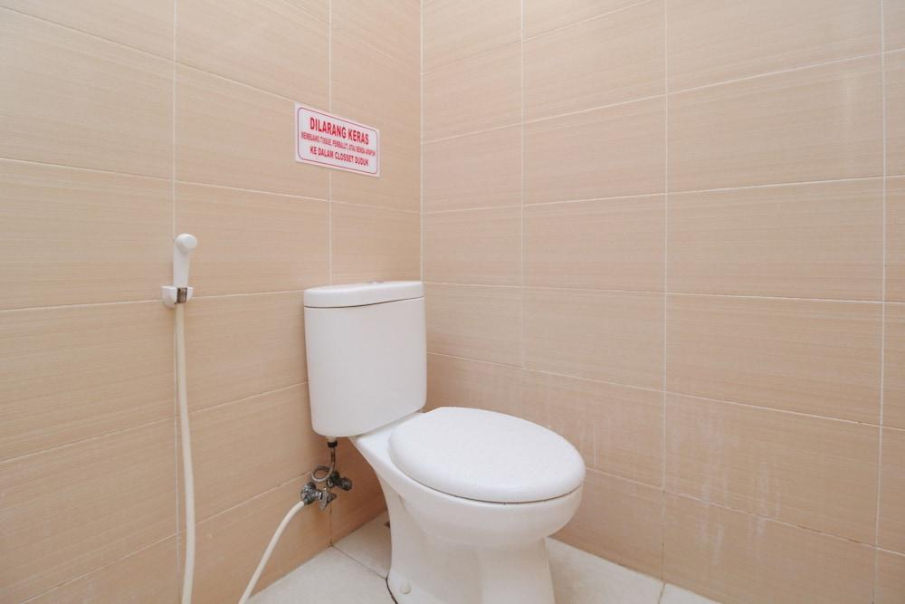 Sky Inn Mangga Besar 1 Jakarta - Bathroom