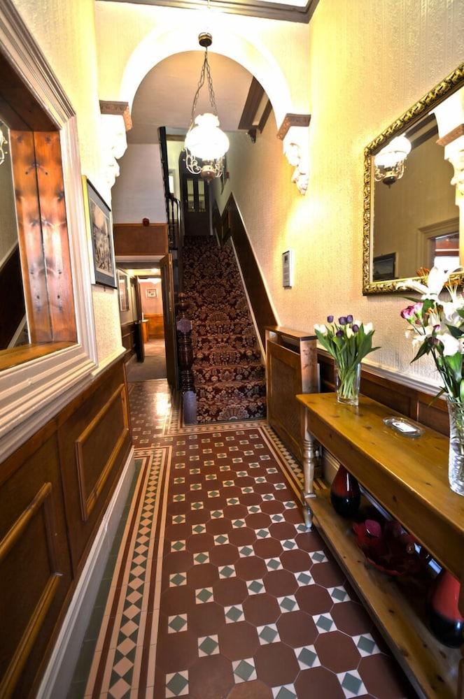 Oaktree Lodge - Hallway