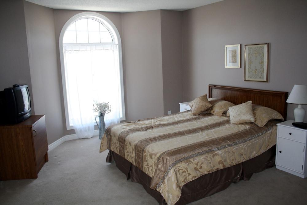 Downtown Whitby Furnished Homes - Room