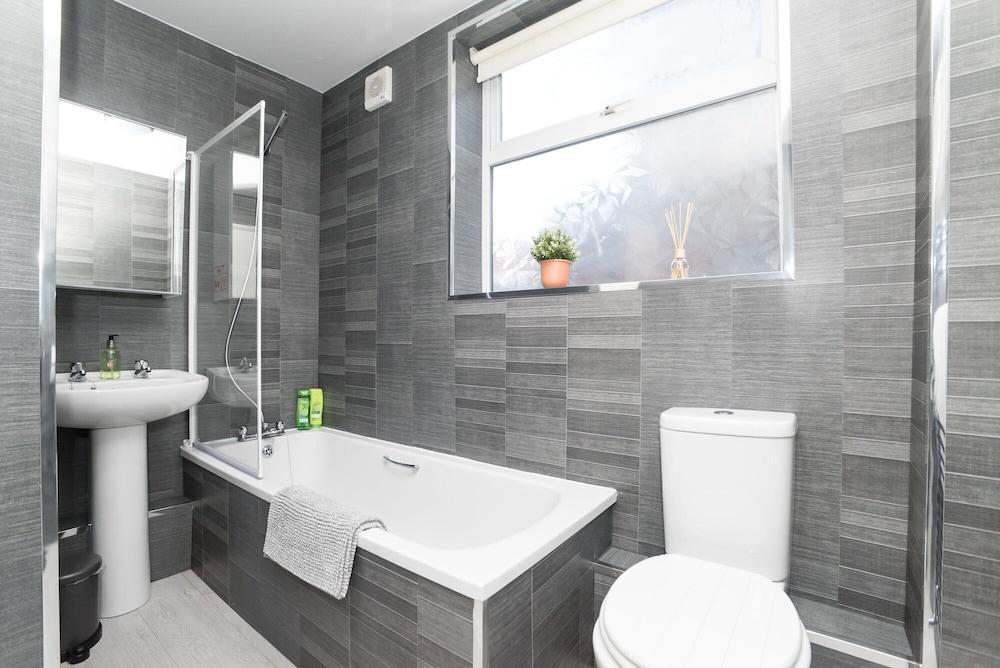 Beautiful Tamworth 2 Bedroom Apartment Newcastle - Bathroom