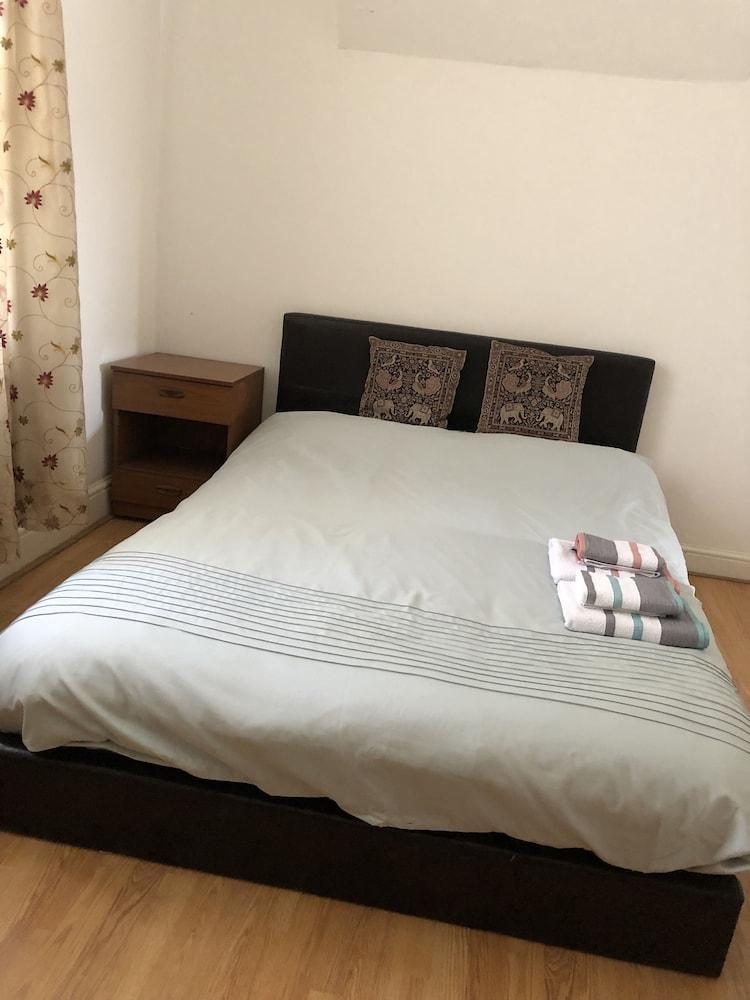 2 Bed Apartment in Basingstoke - Room
