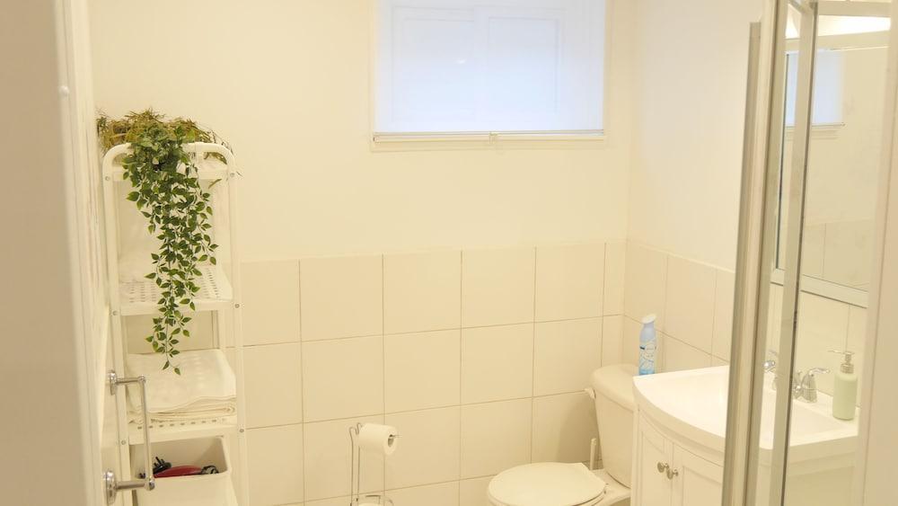 Applewood Hills Apartment - Bathroom