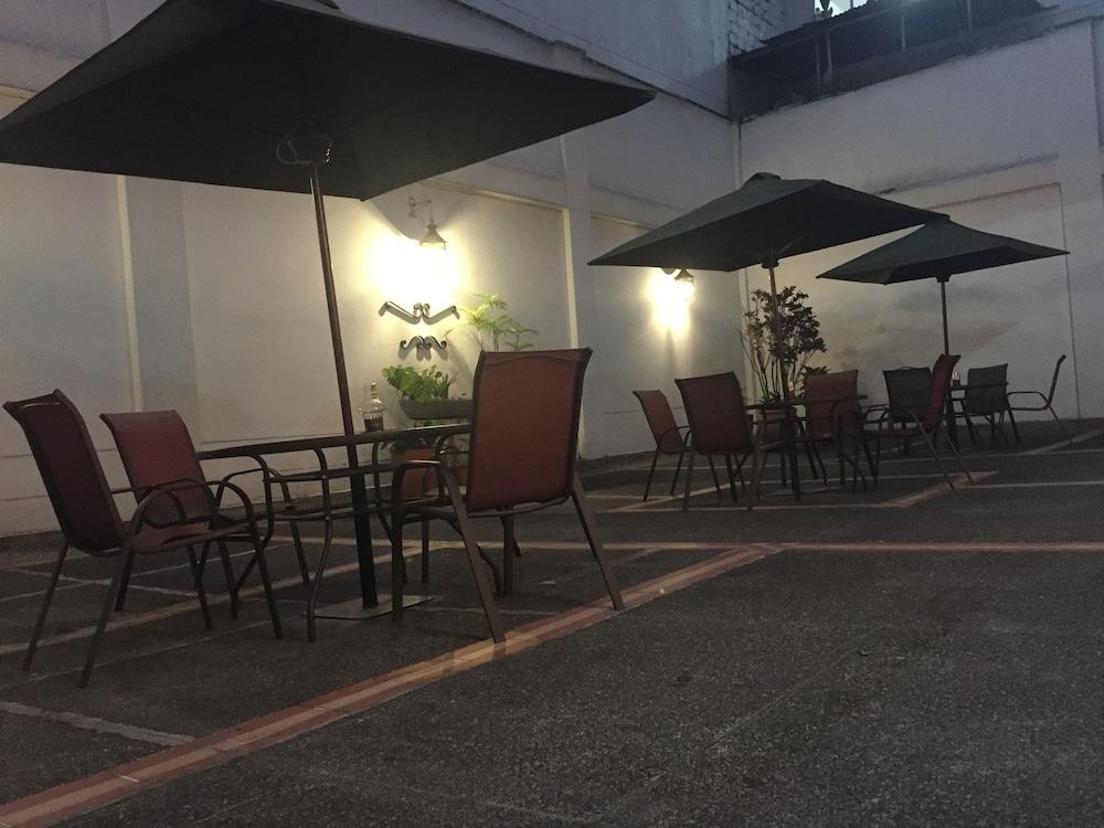 Hotel Centenario - Lobby Sitting Area