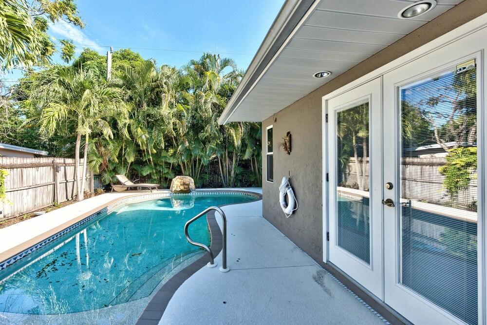 Parisian 3 Bedroom Holiday Home by Naples Florida - Outdoor Pool