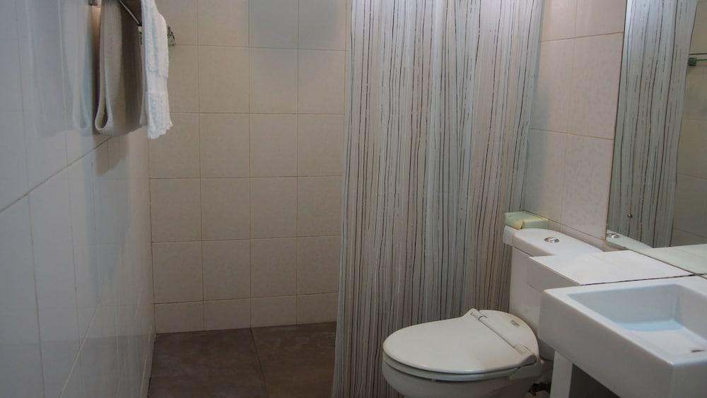 Kemang Inn - Bathroom