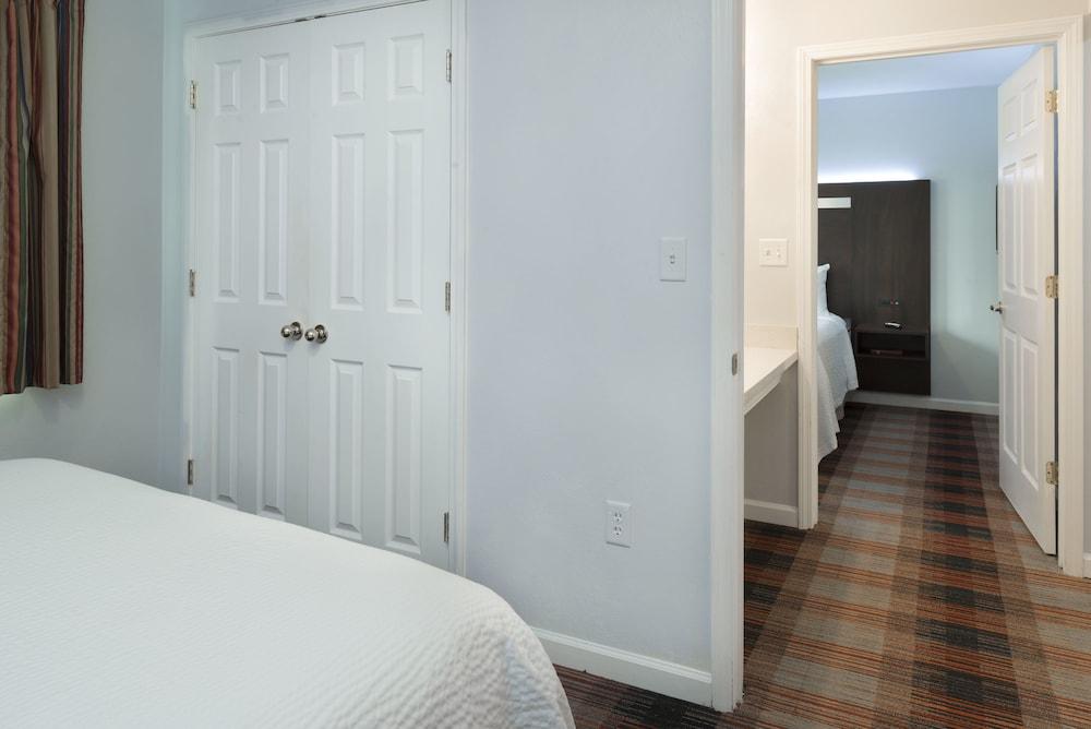 Luxbury Inn & Suites - Room