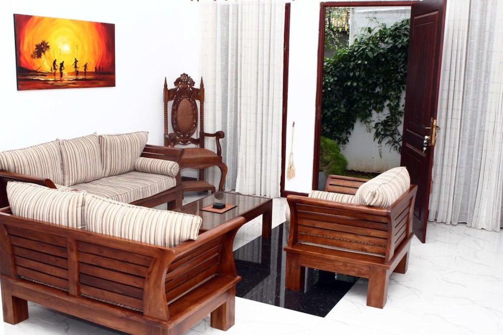 Serendib Villa 7 Colombo - Lobby Sitting Area