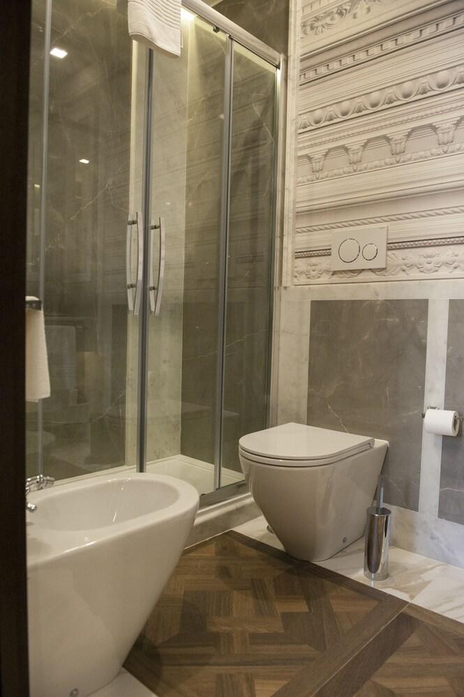 هوليدايز آت ذا سبانيش ستيبس - Bathroom Shower