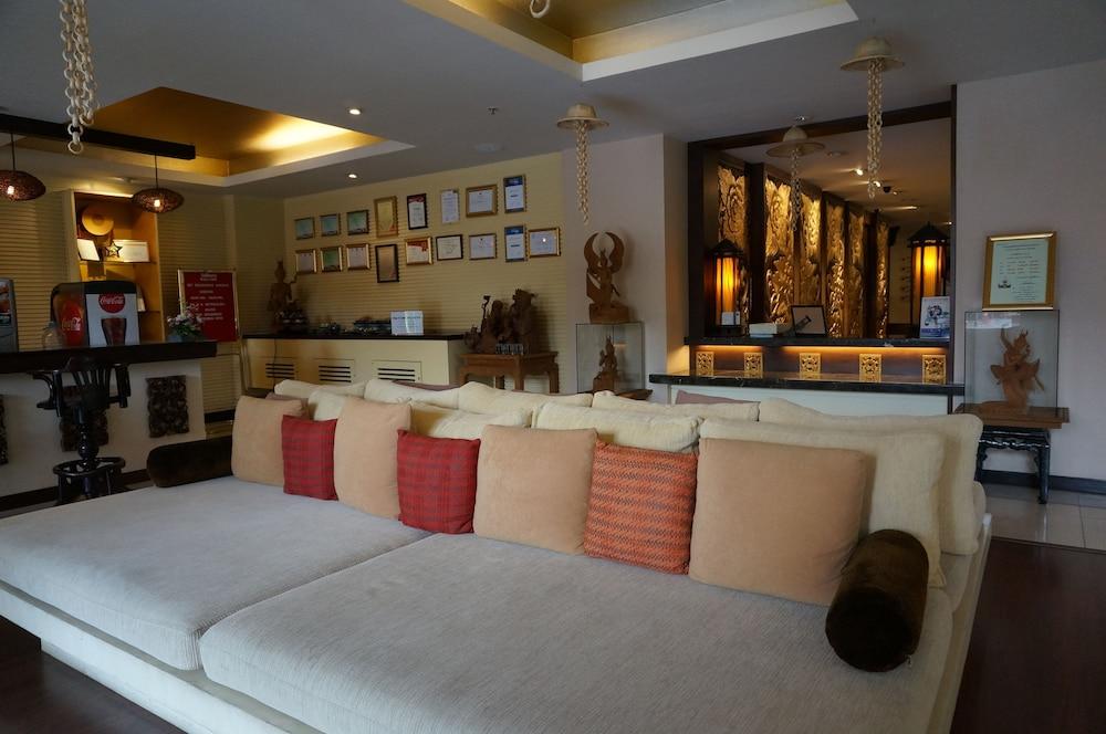 Maninarakorn Hotel - Lobby Sitting Area