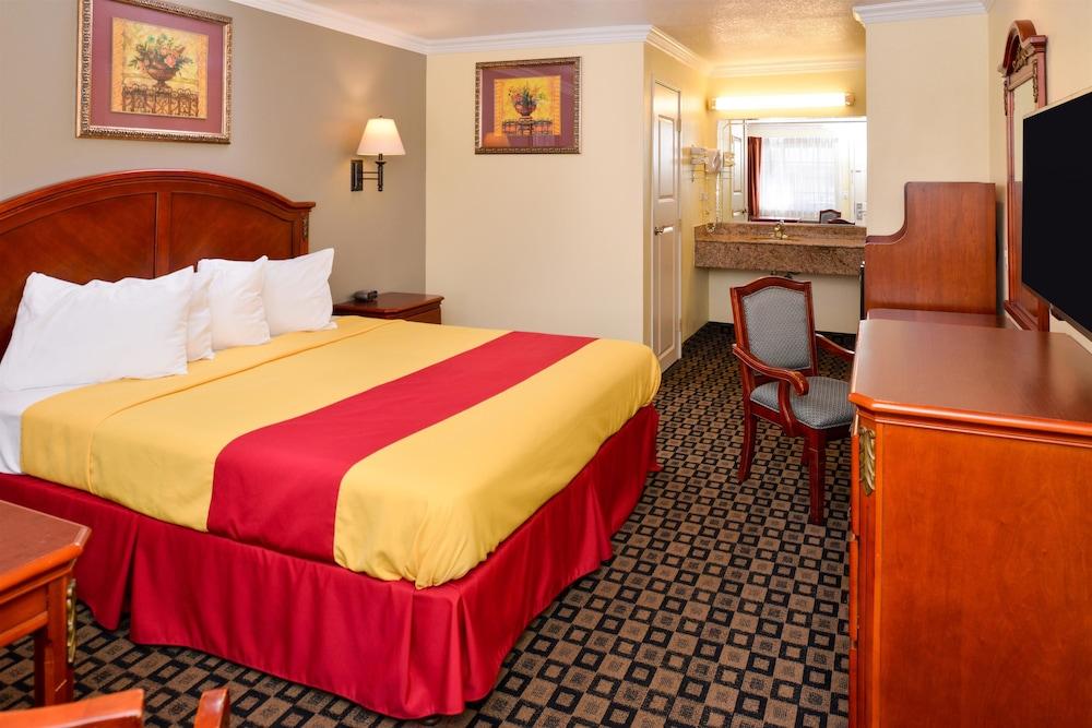 Americas Best Value Inn & Suites San Bernardino - Room