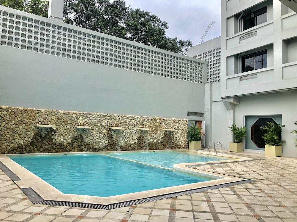 Manila Prince Hotel - Pool